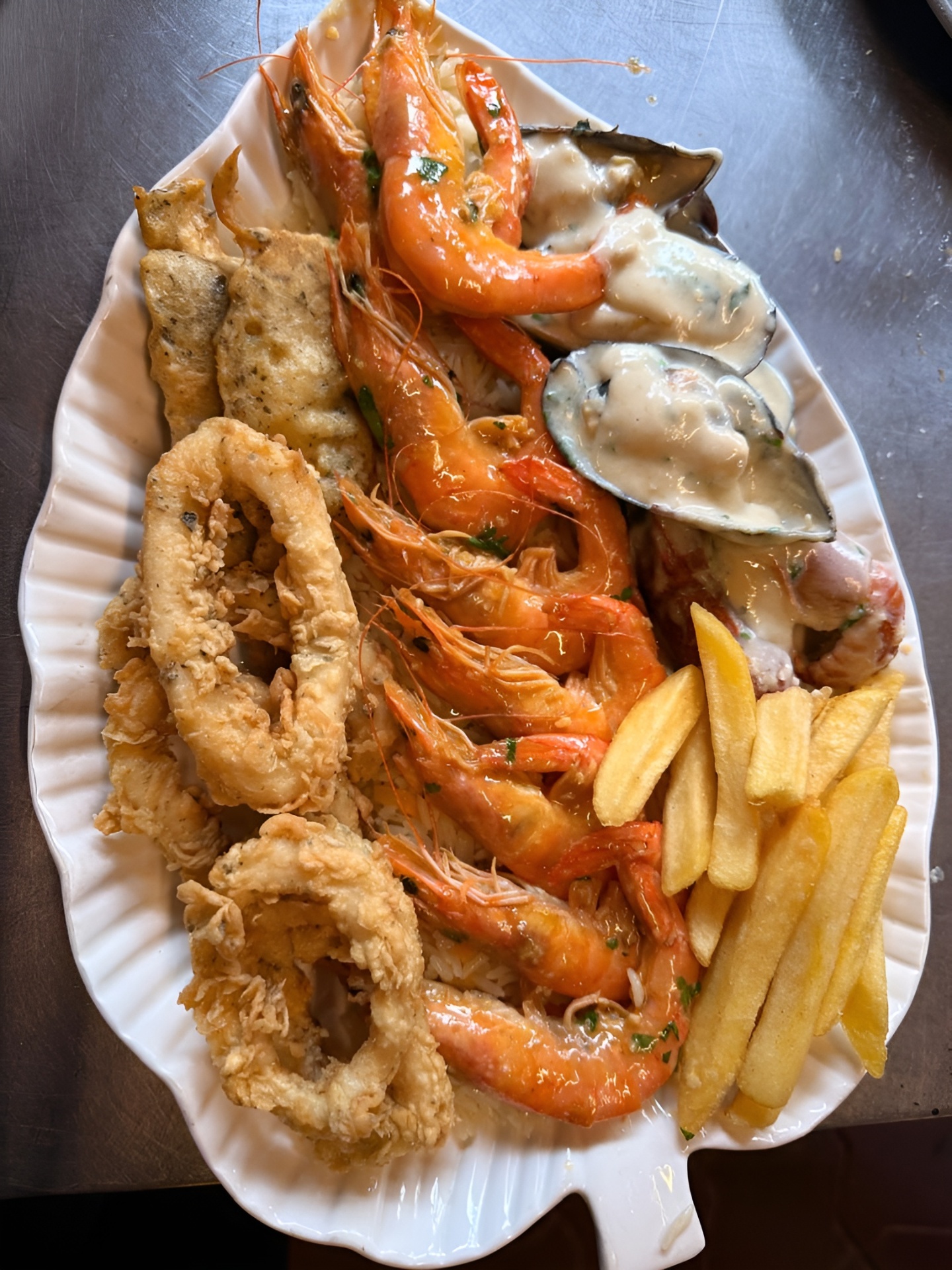 Seafood platter with prawns, calamari rings, mussels and chips